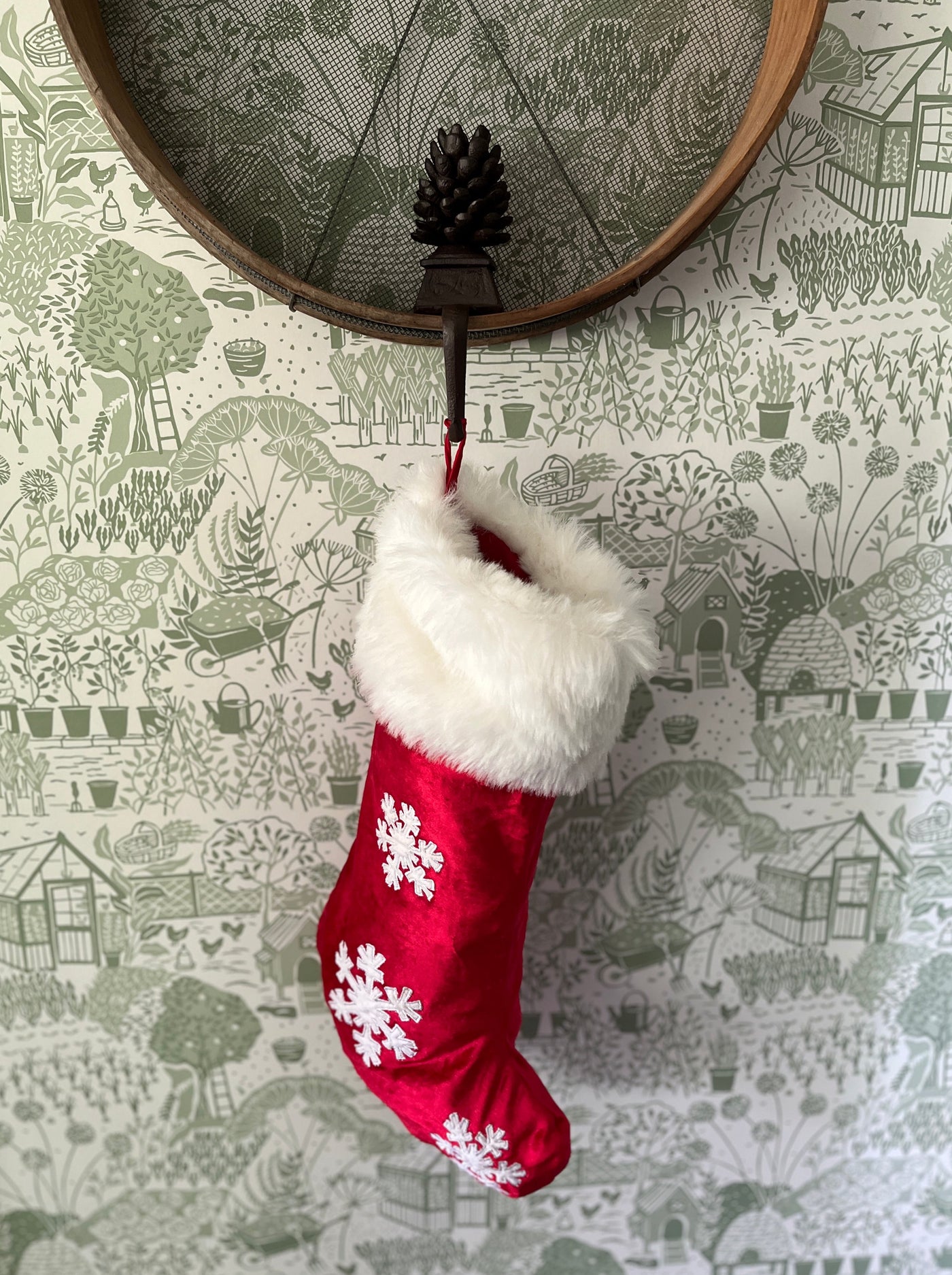 Puriri Lane | Pinecone Wreath or Stocking Hanger